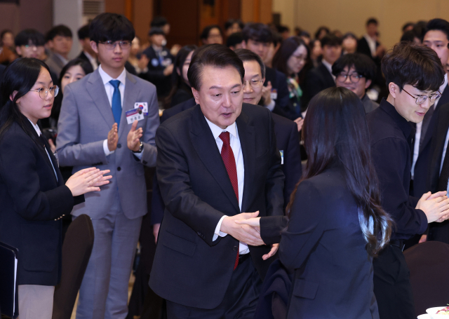 윤석열 대통령이 16일 대전 유성구 ICC호텔에서 열린 '미래 과학자와의 대화'에 입장하며 참석자와 인사하고 있다. 대전=연합뉴스