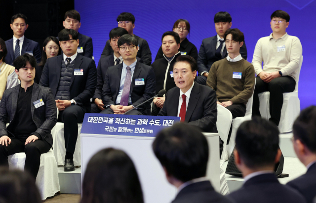 윤석열 대통령이 16일 대전 유성구 ICC호텔에서 '대한민국을 혁신하는 과학 수도 대전'을 주제로 열린 열두 번째 '국민과 함께하는 민생토론회'에서 발언하고 있다. 대전=연합뉴스