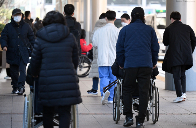 16일 서울 강남구 삼성서울병원이 환자와 보호자 등 내원객들로 붐비고 있다,