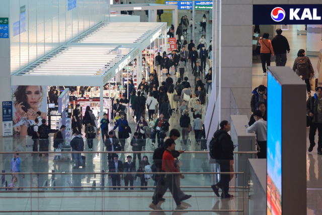인천국제공항 제2여객터미널 면세점 구역이 여행객들로 붐비고 있다. 연합뉴스