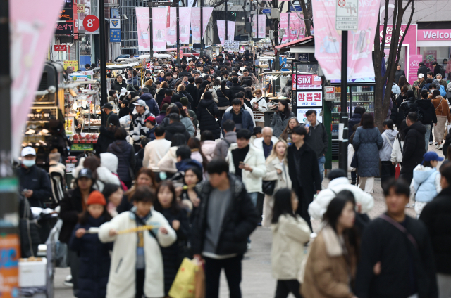 4일 서울 중구 명동거리가 시민 및 관광객들로 붐비고 있다. 연합뉴스