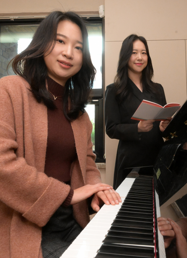 창작 뮤지컬 ‘여기, 피화당’의 김한솔(오른쪽) 작가와 김진희 작곡가가 14일 서울 종로구 예술가의집에서 서울경제신문과 인터뷰를 하고 있다. 성형주 기자