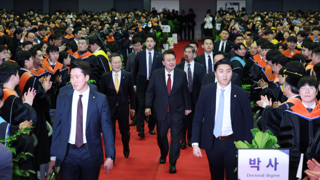 윤석열 대통령이 16일 대전 유성구 카이스트(KAIST)에서 열린 2024년 학위수여식에 참석해 단상으로 향하고 있다. 연합뉴
