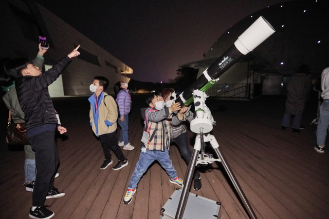 국립부산과학관을 방문한 관람객들이 천체 관측하고 있다. 사진제공=국립부산과학관