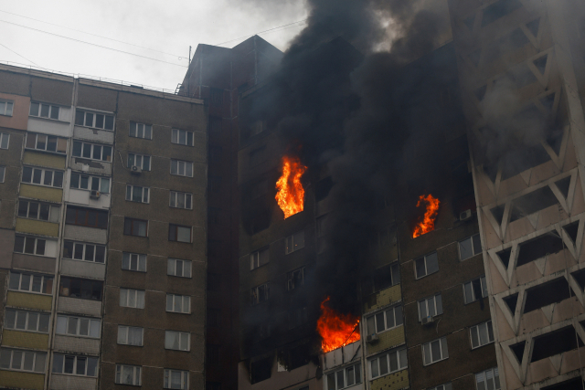 우크라이나 수도 키이우의 아파트 여러 층이 러시아군이 쏜 미사일 공격으로 불이 나 시커먼 연구를 뿜어내고 있다. 우크라이나는 6일 러시아가 키이우 등에 대규모 미사일 공격을 가했다고 주장했다.