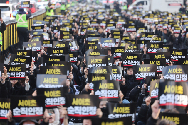 17일 오후 서울 을지로입구역 인근에서 서이초 교사 순직 인정 등을 촉구하는 집회가 열리고 있다. 연합뉴스