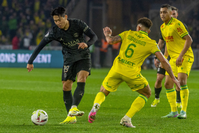 18일 낭트전에 선발 출전한 PSG 공격수 이강인(왼쪽). AP연합뉴스