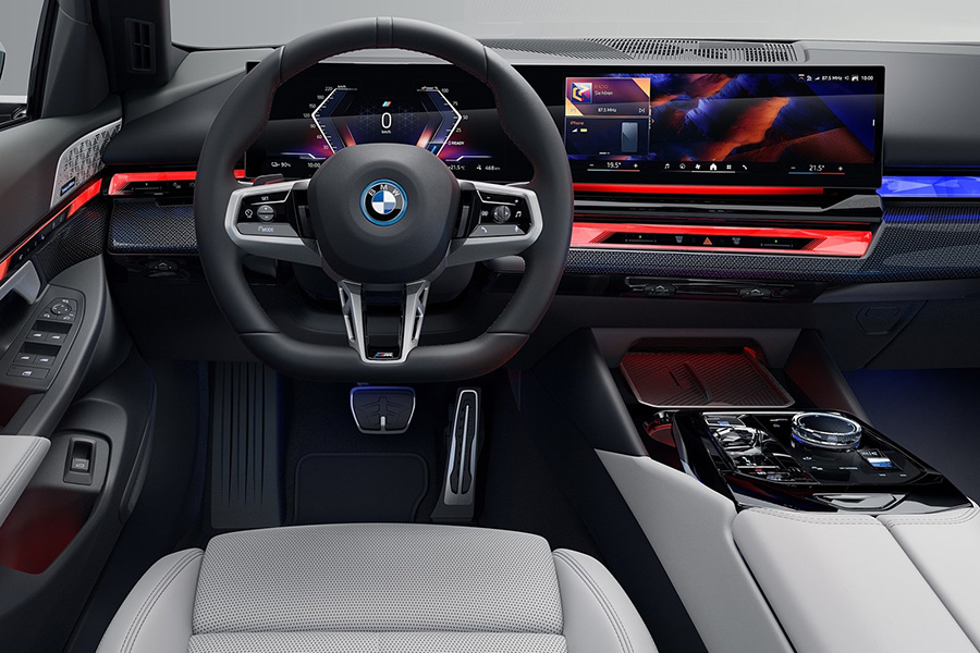BMW, 다재다능함에 ‘공간의 여유’를 더한 5 시리즈·i5 투어링 공개