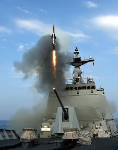 ‘해룡’ 전술함대지 미사일이 함정에서 발사되는 모습. 사진=나무위키 캡처