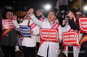前의협 회장 "정부는 의사 못 이겨"…집단행동에 여론 '싸늘'