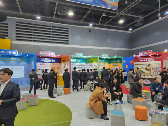 GS25가 16일 서울 서초구 양재동 aT센터에서 개최한 ‘상품 트렌드 전시회 2024’에서 방문객들이 전시물들을 살펴보고 있다. 사진 제공=GS25