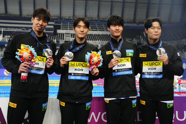 17일 세계선수권대회 경영 남자 계영 800m 결승에서 은메달을 합작한 양재훈(왼쪽부터), 김우민, 황선우, 이호준. AP연합뉴스