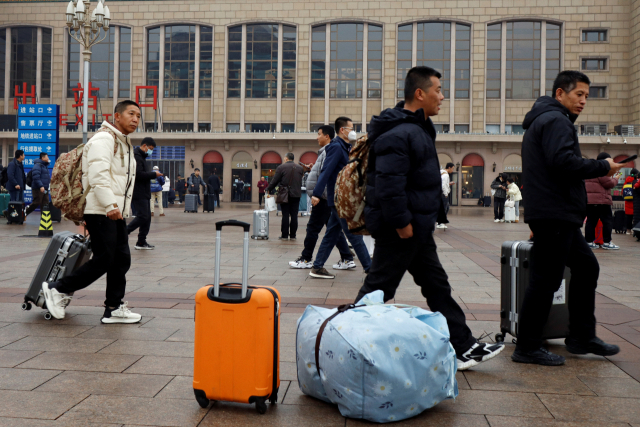 중국 여행객들이 18일 춘제 연휴를 마치고 베이징역에 도착해 집으로 돌아가고 있다. 로이터연합