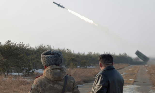 김정은 북한 국무위원장이 지난 2월 14일 해군에 장비하게 되는 신형 지상대해상 미사일 ‘바다수리-6’형 검수 사격 시험을 지도하고 있다. 조선중앙통신·연합뉴스