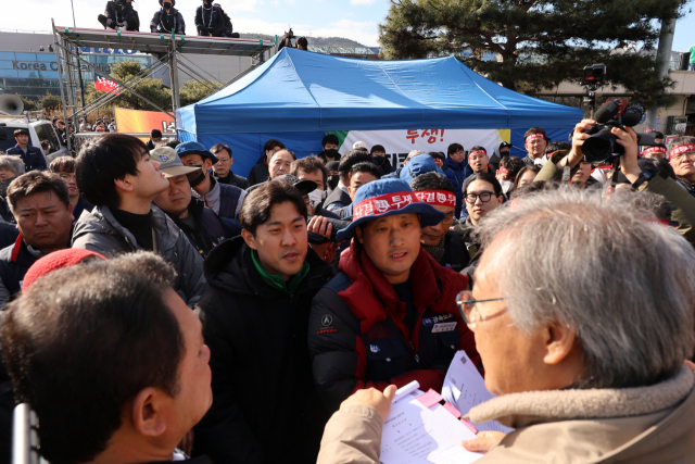 전국금속노동조합 한국옵티칼하이테크지회가 16일 경북 구미 하이테크 공장 앞에서 집회를 열며 법원 집행관들을 막아서고 있다. 연합뉴스