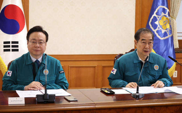 한덕수(오른쪽) 국무총리가 19일 서울 종로구 정부서울청사에서 열린 의사 집단행동 관계 장관회의에 참석해 모두발언을 하고 있다. 조규홍 복지부 장관이 모두발언을 경청하고 있다. 연합뉴스