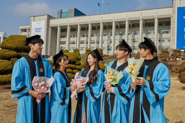 2024년 2월 학위수여식을 마치고 졸업생들이 졸업 기념사진을 촬영하고 있다. 사진제공=인하대학교