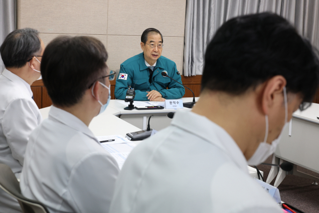 19일 한덕수(가운데) 국무총리가 의료 현장의 대응을 점검하기 위해 서울 중구 국립중앙의료원을 찾아 당부의 말을 하고 있다. 연합뉴스