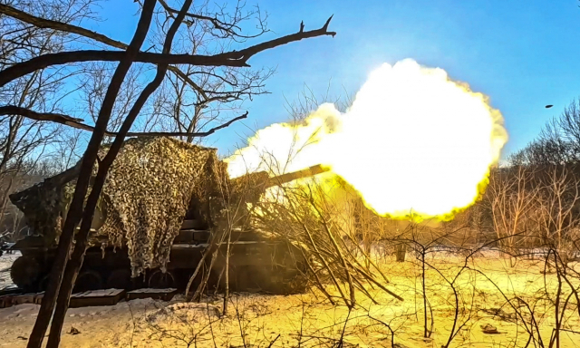 21일(현지시간) 러시아 하르키우주의 쿠피안스크 전선에서 '자파드 부대'의 곡사포가 우크라이나 쪽으로 포탄을 발사하고 있다. /타스 연합뉴