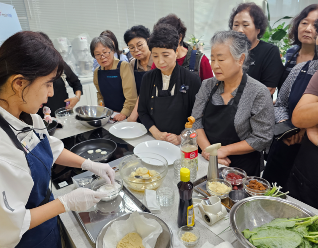 우리쌀·밀 가공식품 활용 전문교육 교육생 실습과정 모습. 사진제공=인천시