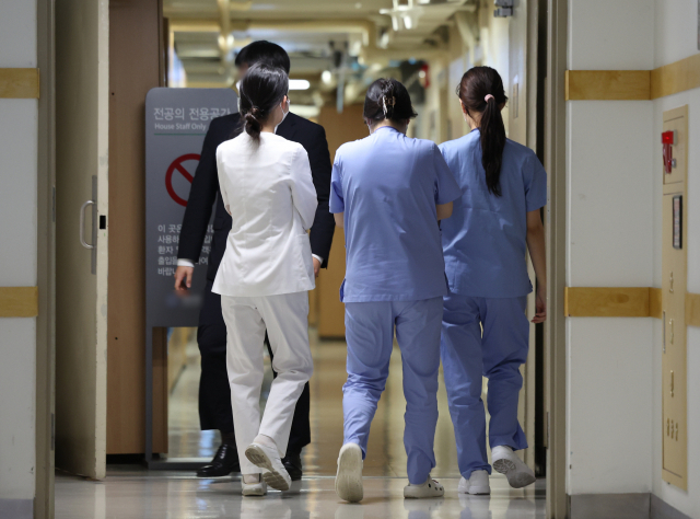 이른바 '빅5' 병원의 전공의들이 집단으로 사직서를 제출하기로 한 가운데 19일 서울의 한 대학병원 전공의 전용 공간에서 의료진이 이동하고 있다. 연합뉴스