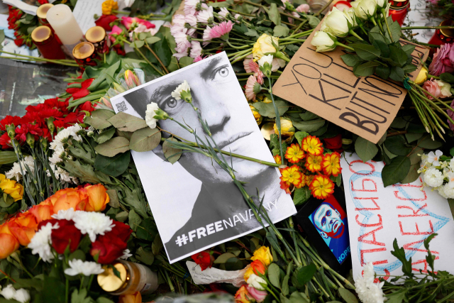 18일(현지 시간) 독일 베를린에 있는 러시아대사관에 알렉세이 나발니를 애도하는 꽃과 그의 사진이 놓여져 있다. AFP연합뉴
