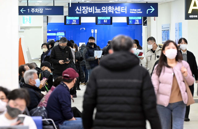 정부의 의대 정원 확대에 반발하는 전공의들의 집단 사직이 본격화하는 가운데 19일 서울의 한 대학병원 외래 진료 대기실에서 수많은 환자들이 진료 순번을 기다리고 있다. 이호재 기자