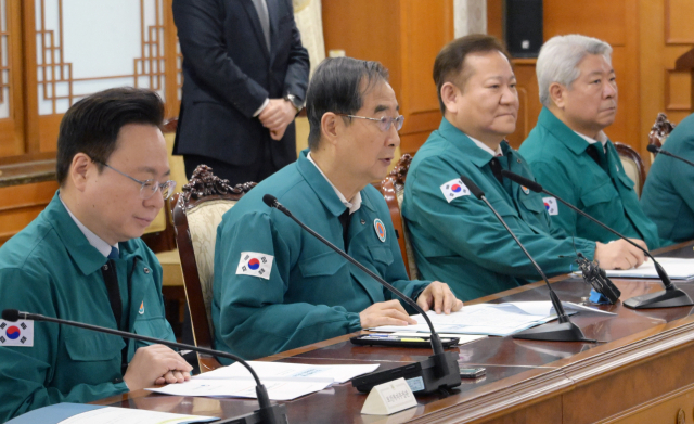 한덕수(왼쪽 두 번째) 국무총리가 19일 정부서울청사에서 열린 의사 집단행동 대응 관계장관회의에서 모두발언을 하고 있다. 성형주 기자