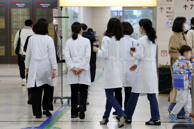 정부의 의대정원 확대 정책에 반발한 전국 전공의들의 집단 사직 움직임이 확산하고 있는 19일 광주 동구 전남대병원에서 병원 관계자들이 로비를 지나고 있다. 연합뉴스