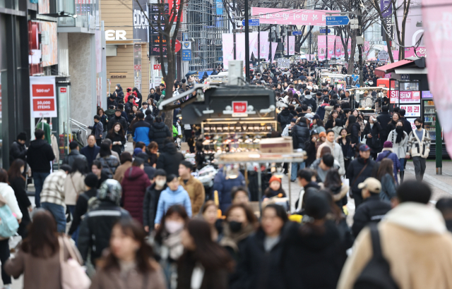 서울 중구 명동거리가 시민 및 관광객들로 붐비고 있다. 한때 철수했던 패션 및 뷰티 브랜드들이 재입성하며 상권 회복세가 두드러지는 모습이다. 연합뉴스