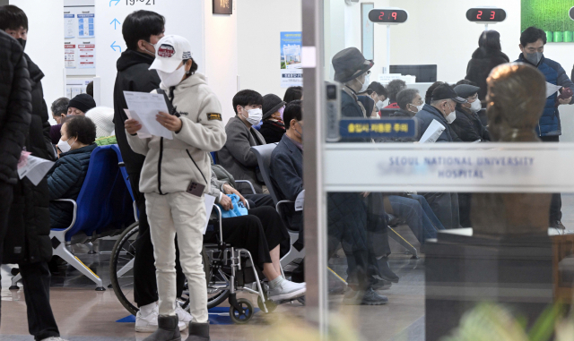 19일 오전 서울의 한 대학병원 외래진료 대기실에 환자들이 진료순번을 기다리고 있다. 이호재기자