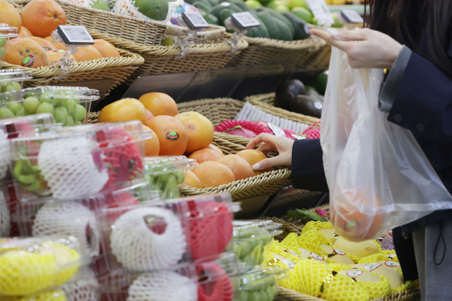 서울의 한 대형마트에서 시민이 수입 과일을 고르고 있다. 연합뉴스