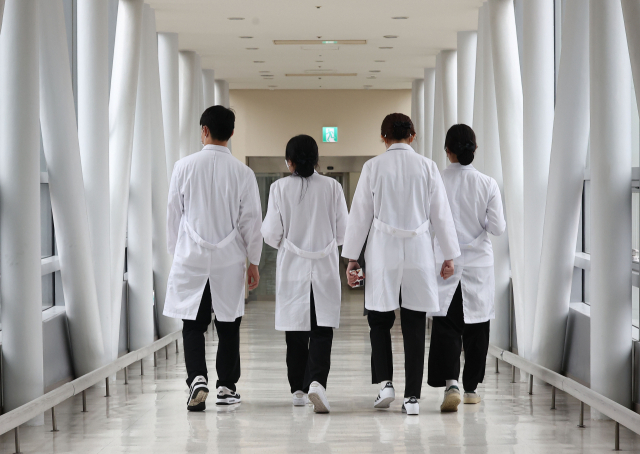 19일 서울의 한 대학 병원에서 의료진이 걸어가고 있다. 연합뉴스