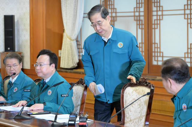 한덕수 국무총리가 19일 서울 종로구 정부서울청사에서 열린 의사집단행동 대응 관계장관회의에서 입장하고 있다.