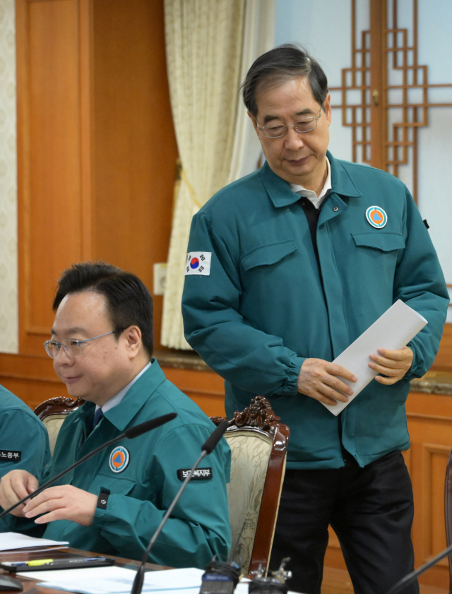 한덕수 국무총리가 19일 서울 종로구 정부서울청사에서 열린 의사집단행동 대응 관계장관회의에서 입장하고 있다.