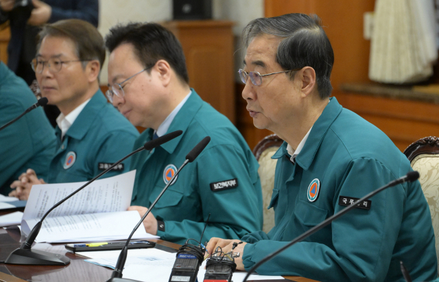 한덕수 국무총리가 19일 서울 종로구 정부서울청사에서 열린 의사집단행동 대응 관계장관회의에서 모두발언을 하고 있다.