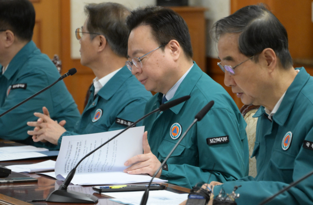 조규홍 보건복지부 장관이 19일 서울 종로구 정부서울청사에서 열린 의사집단행동 대응 관계장관회의에서 자료를 살피고 있다.