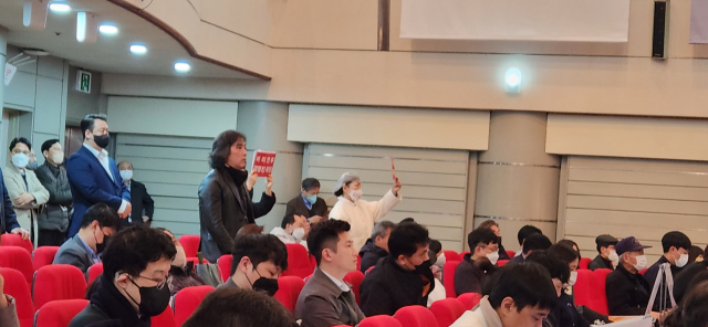 서울 서초구에서 한 기업이 정기 주주총회를 열고 있다. 회사 제2노조원을 포함한 주주들이 의사진행발언을 하고 있다. 김윤수 기자
