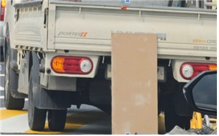 트럭이 합판으로 번호판을 가린 채 도로 위에 정차해 있는 모습. 사진 제공=서울 마포구