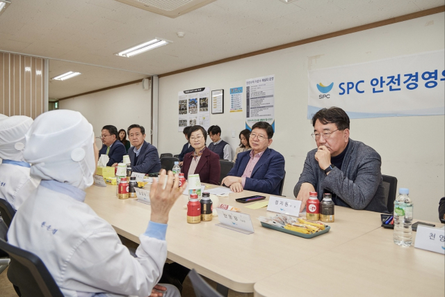 정갑영(오른쪽 두번째) 안전경영위원장이 지난 19일 샤니 성남공장에서 생산 현장 직원들의 의견을 듣고 있다. /사진제공=SPC그룹