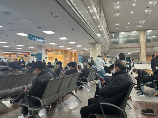 20일 오전 서울 송파구 서울아산병원에서 환자들이 접수를 기다리고 있다.이정민견습기자