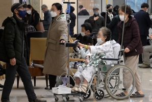 전공의 집단 사직…북적이는 병원