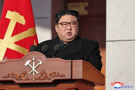 김정은 북한 국무위원장이 조선인민군 창건일(건군절)인 지난 2월 8월 오후에 국방성을 축하 방문한 모습. 조선중앙통신·연합뉴스