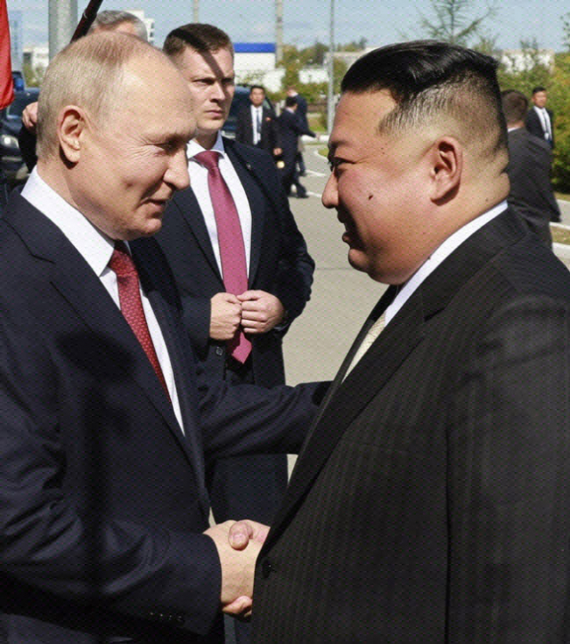 지난해 9월 김정은(오른쪽) 북한 국무위원장과 블라디미르 푸틴 러시아 대통령이 러시아 보스토치니 우주기지에서 만나 악수하는 모습. AP·연합뉴스)
