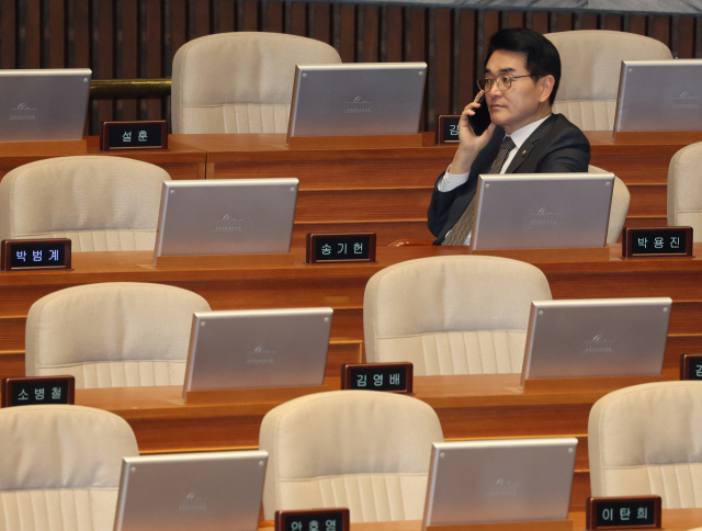 박용진 더불어민주당 의원이 20일 국회 본회의장에서 통화하고 있다. 민주당 공관위는 박 의원에게 의정활동 평가 하위 10% 포함을 통보했다. 연합뉴스