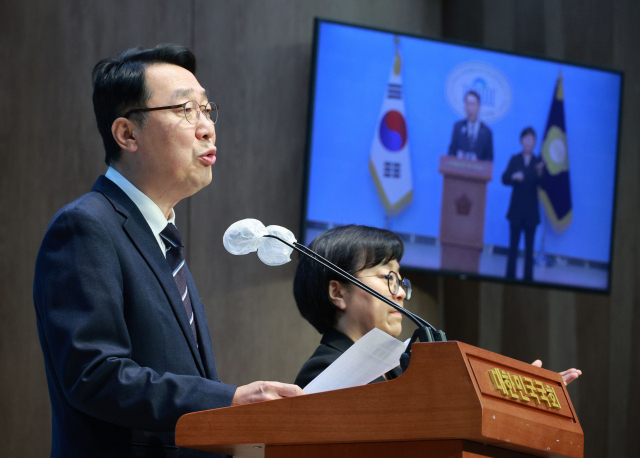 윤영찬 더불어민주당 의원이 20일 오후 국회 소통관에서 기자회견을 열고 발언하고 있다. 연합뉴스