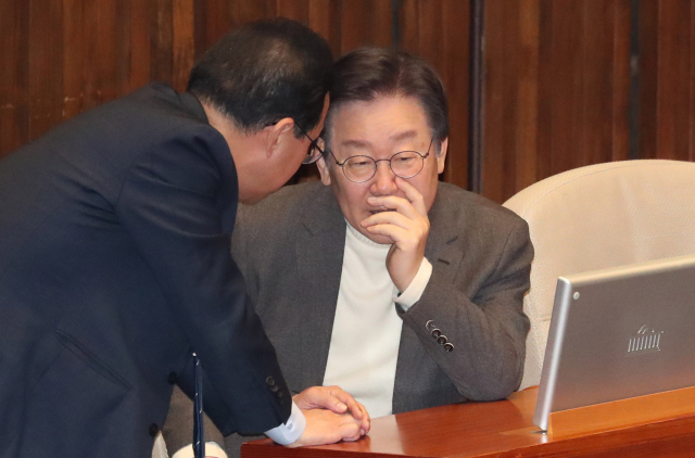 이재명 더불어민주당 대표와 박홍근 더불어민주당 의원이 20일 국회 본회의장에서 대화하고 있다. 권욱 기자