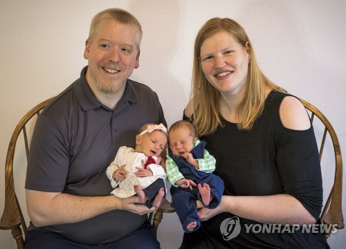 2022년 10월 31일(현지시간) 미국 테네시주 녹스빌에서 냉동 배아를 이용한 인공수정으로 태어난 쌍둥이의 모습. 사진=EPA·연합뉴스 자료