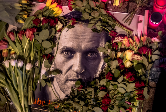 2월 17일(현지시간) 독일 프랑크푸르트 러시아 영사관 인근에 놓인 러시아 반체제 운동가 알렉세이 나발니의 사진이 추모객들의 꽃다발로 뒤덮여 있다. 프랑크푸르트=AP·연합뉴스