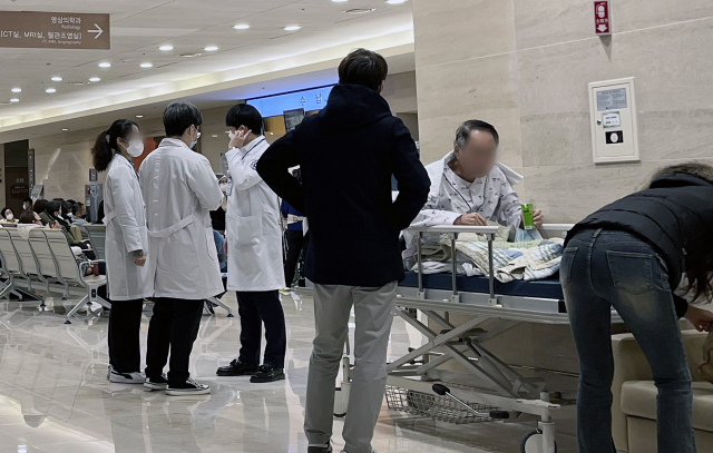 정부의 의대 증원 방침에 반발한 전공의들이 사직서를 제출하고 진료를 중단한 20일 서울의 한 대형병원에서 환자와 의사의 모습이 보이고 있다. 성형주 기자 2024.02.20